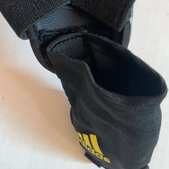 NEW ADIDAS performance Predator Replique DS Shin Guard Silver Gold Large - Picture 9 of 11